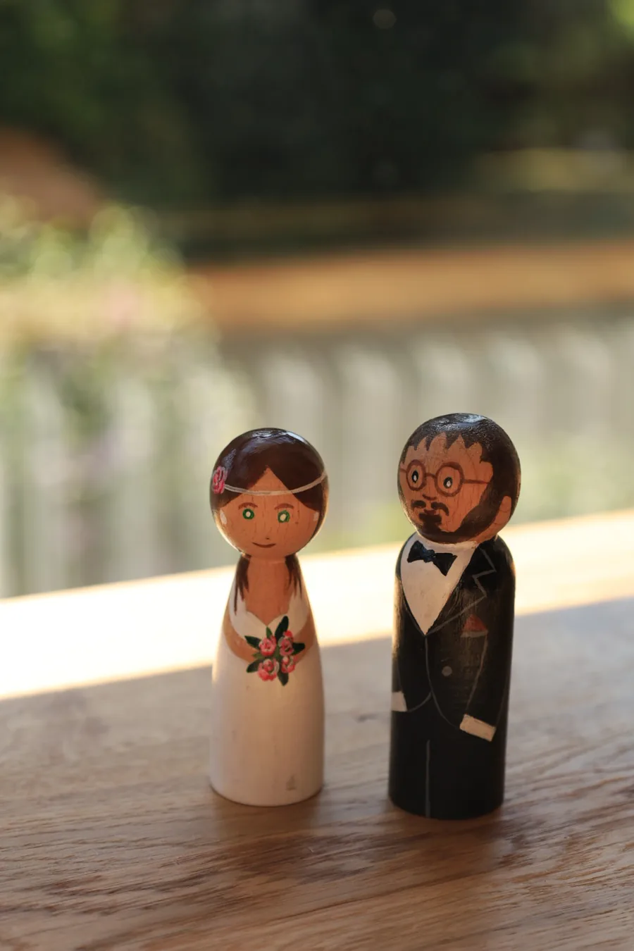 Gerçek bir çift için özel üretilmiş gelin ve damat mignon figürleri, doğal ışıkta